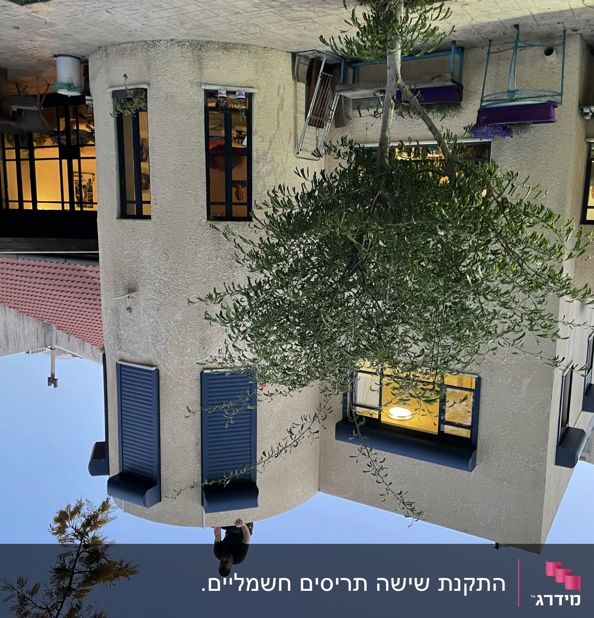 חלונות אלומיניום שחורים בבית מגורים